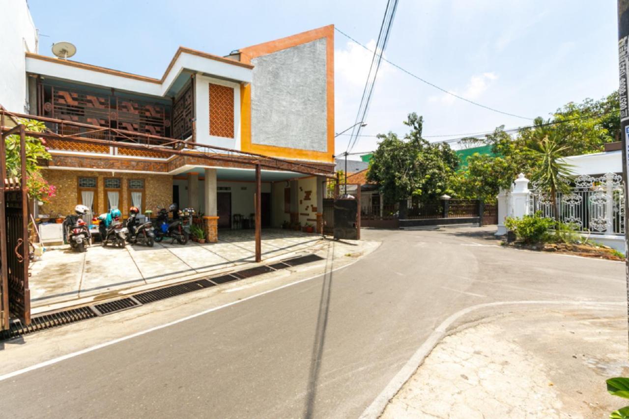 Reddoorz Syariah Near Stadion Manahan Solo 2 Екстериор снимка