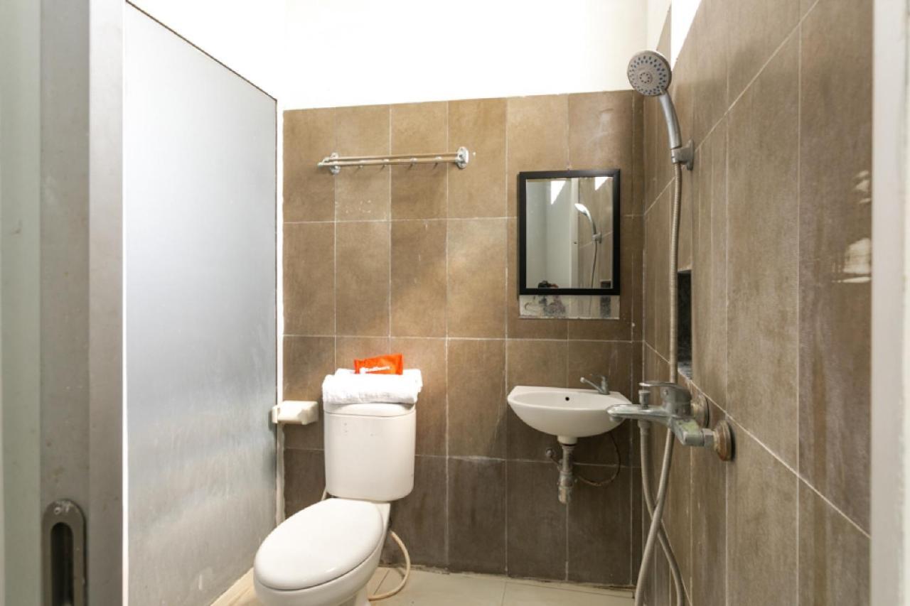 Reddoorz Syariah Near Stadion Manahan Solo 2 Екстериор снимка